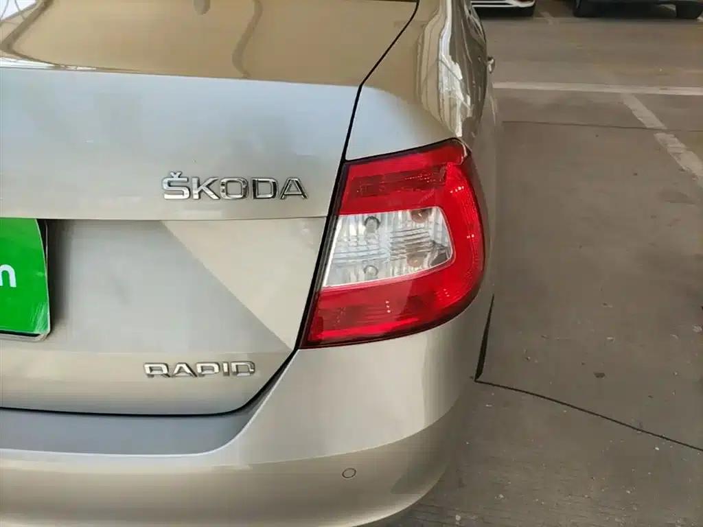 Rapid 2015 1.6L Manual Smart Selection Model — миниатюра 8