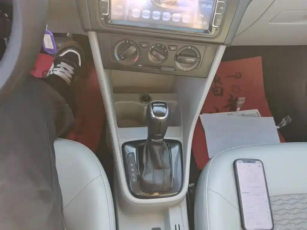 Rapid 2015 1.6L Automatic Smart Selection Model — миниатюра 14