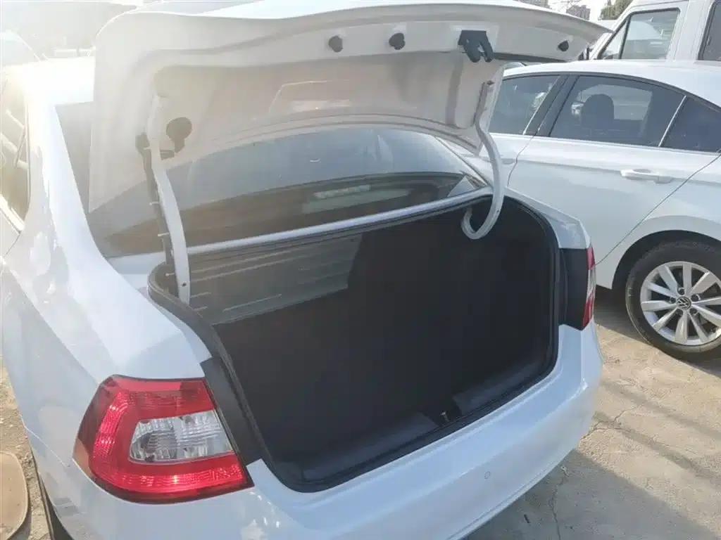 Rapid 2015 1.6L Automatic Smart Selection Model — миниатюра 19