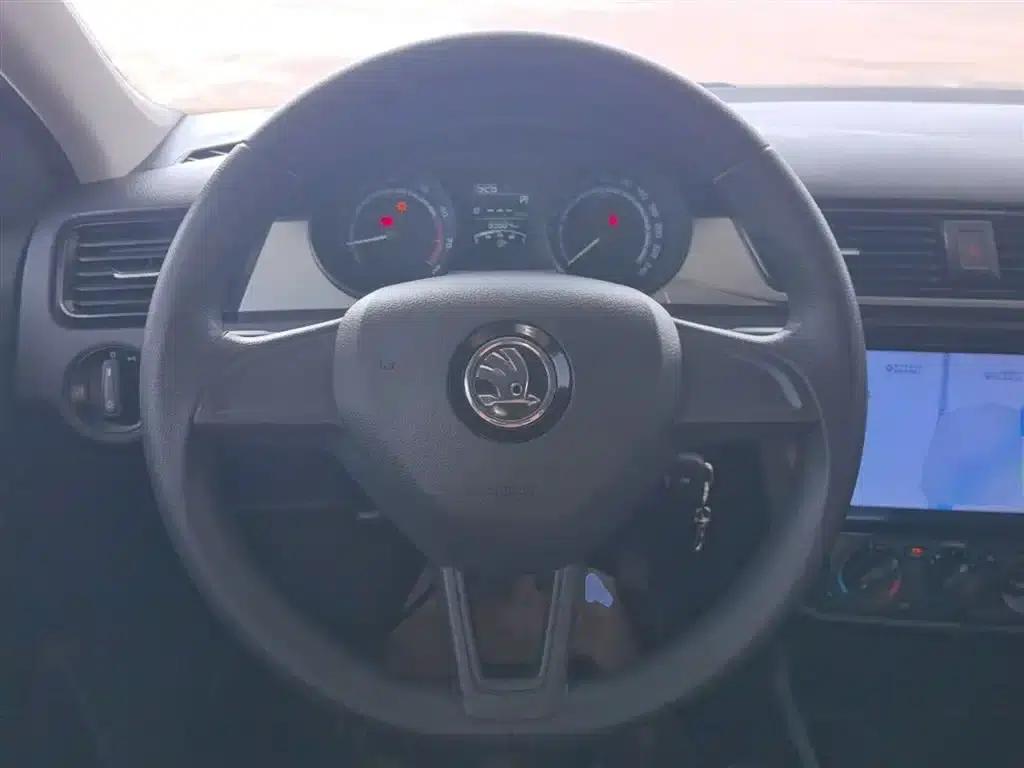 Rapid 2020 1.5L Manual Standard Edition — миниатюра 11