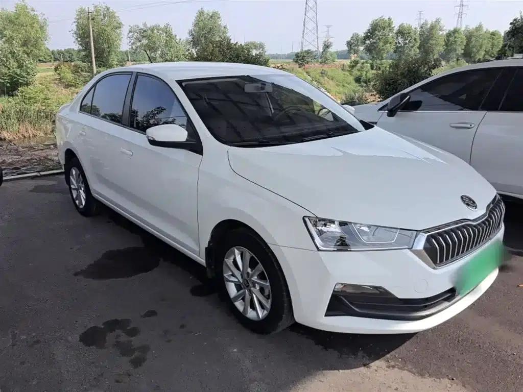 Rapid 2020 1.5L Manual Standard Edition — миниатюра 4
