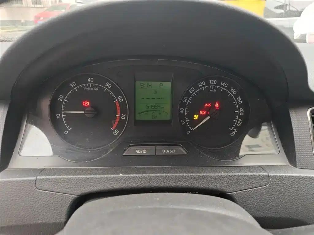 Rapid 2015 1.6L Automatic Smart Selection Model — миниатюра 5