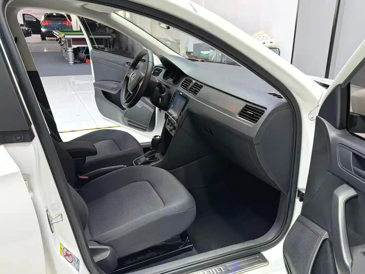 Rapid 2018 1.6L Automatic Standard Edition — миниатюра 14