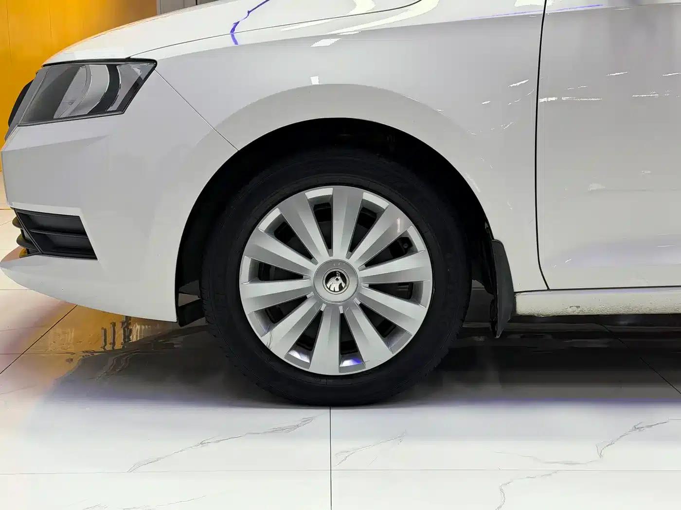 Rapid 2018 1.6L Automatic Standard Edition — миниатюра 3
