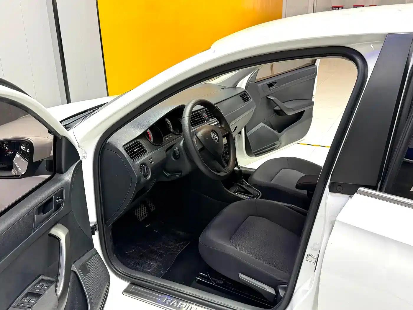 Rapid 2018 1.6L Automatic Standard Edition — миниатюра 4