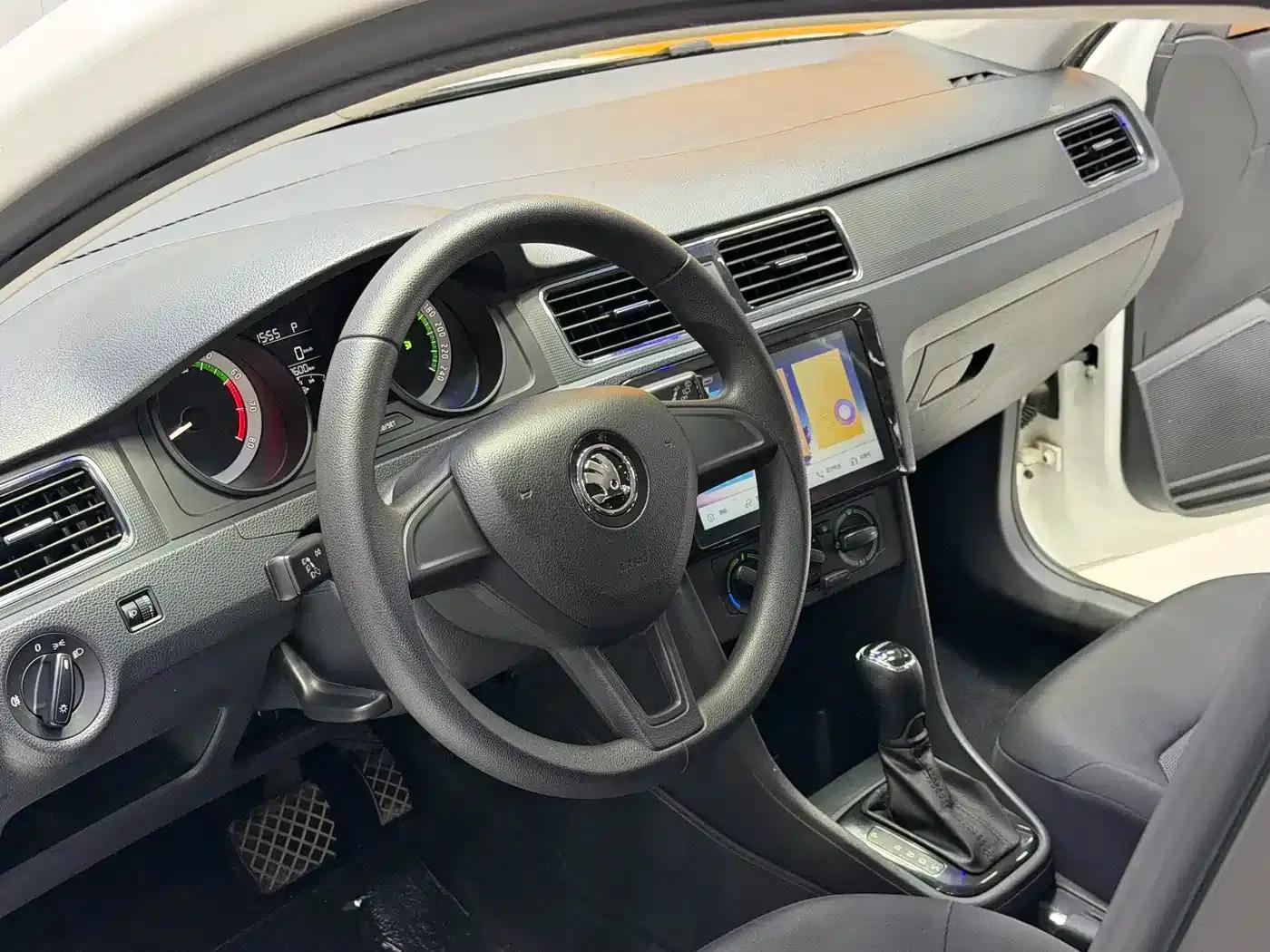 Rapid 2018 1.6L Automatic Standard Edition — миниатюра 5