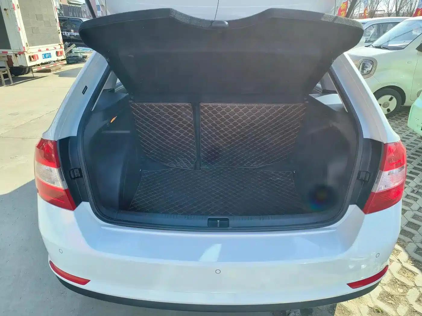 Rapid Spaceback 2016 Facelift 1.6L Automatic Comfortline — миниатюра 18