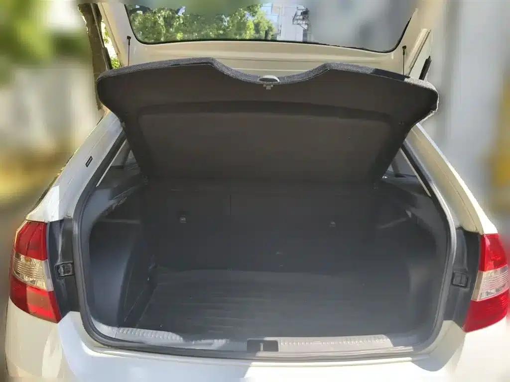 Rapid 2018 1.6L Manual Comfort Edition — миниатюра 8