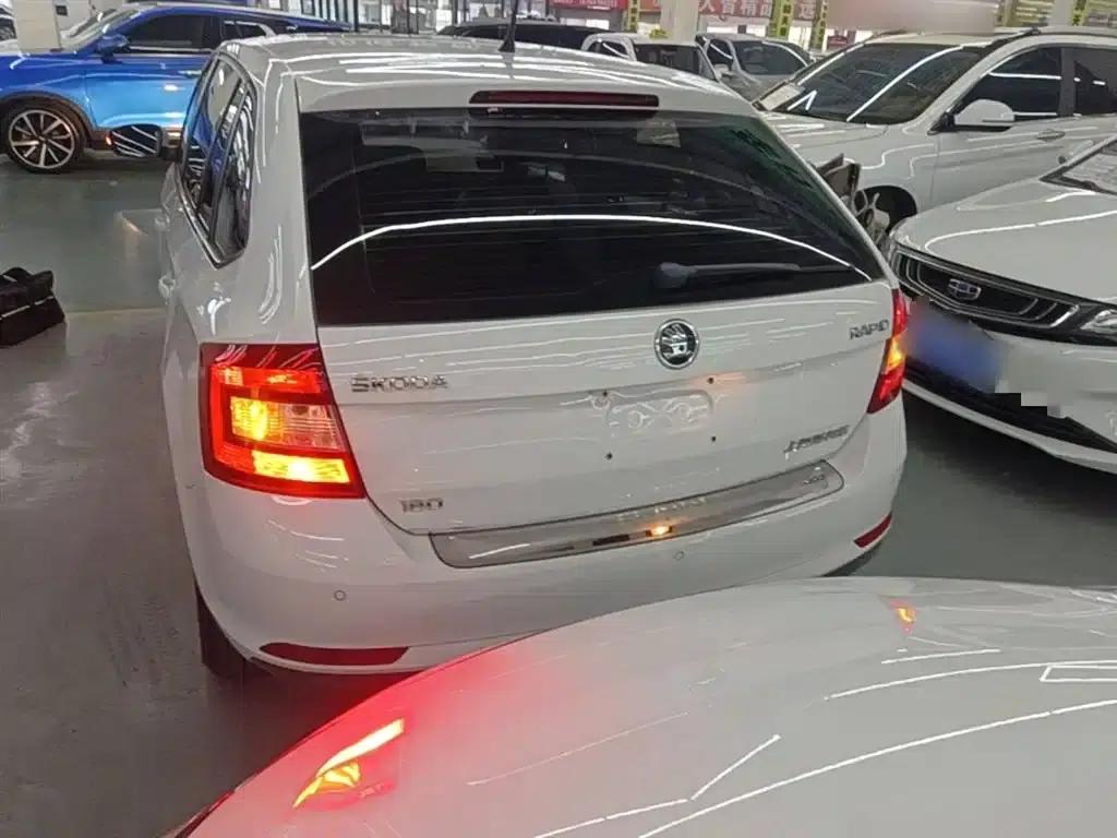 Rapid 2018 1.6L Manual Comfort Edition — миниатюра 6