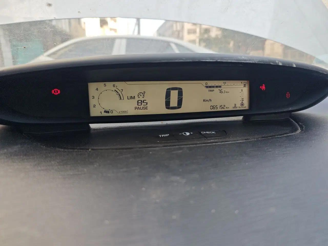 Citroen C-Quatre 2011 Sedan 1.6L Manual Fashion Edition — миниатюра 12