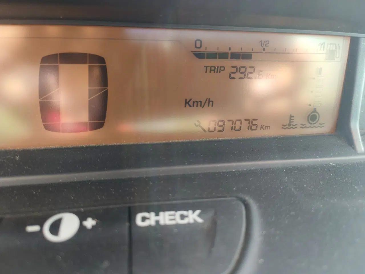 Citroen C-Quatre 2012 Sedan 1.6L Manual Prestige Model — миниатюра 13