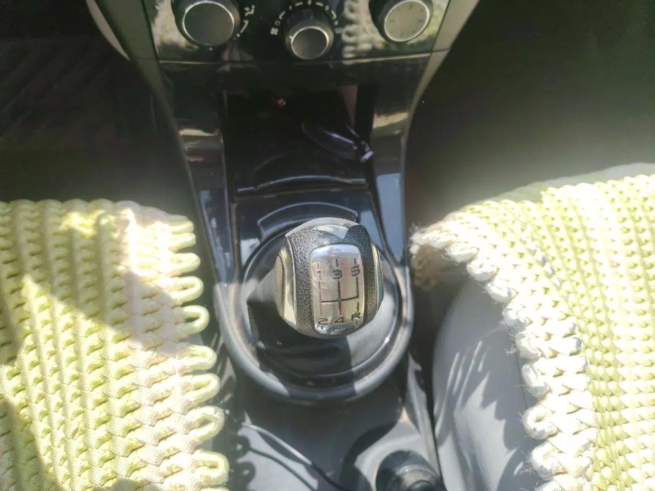 Citroen C-Quatre 2012 Sedan 1.6L Manual Prestige Model — миниатюра 15