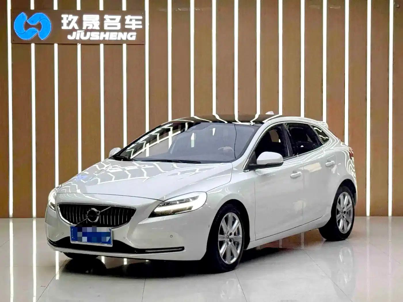 2017 Volvo V40 T3 Smart Edition — миниатюра 1