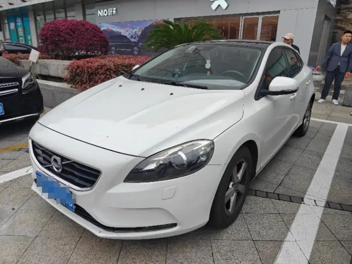 2016 Volvo V40 T3 Smart Edition — миниатюра 1