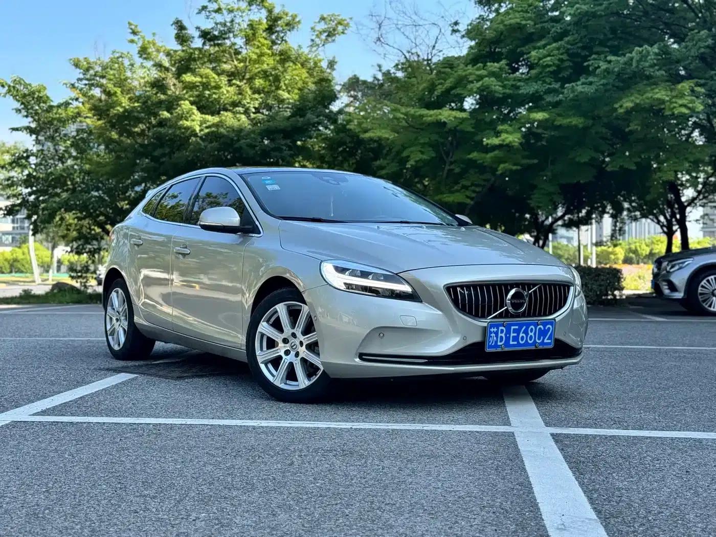 2017 Volvo V40 T3 Smart Edition — миниатюра 1
