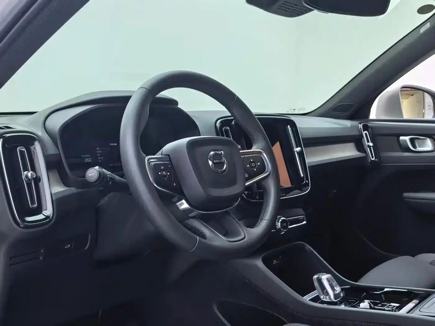 2024 Volvo XC40 B3 Inscription Luxury Edition — миниатюра 16