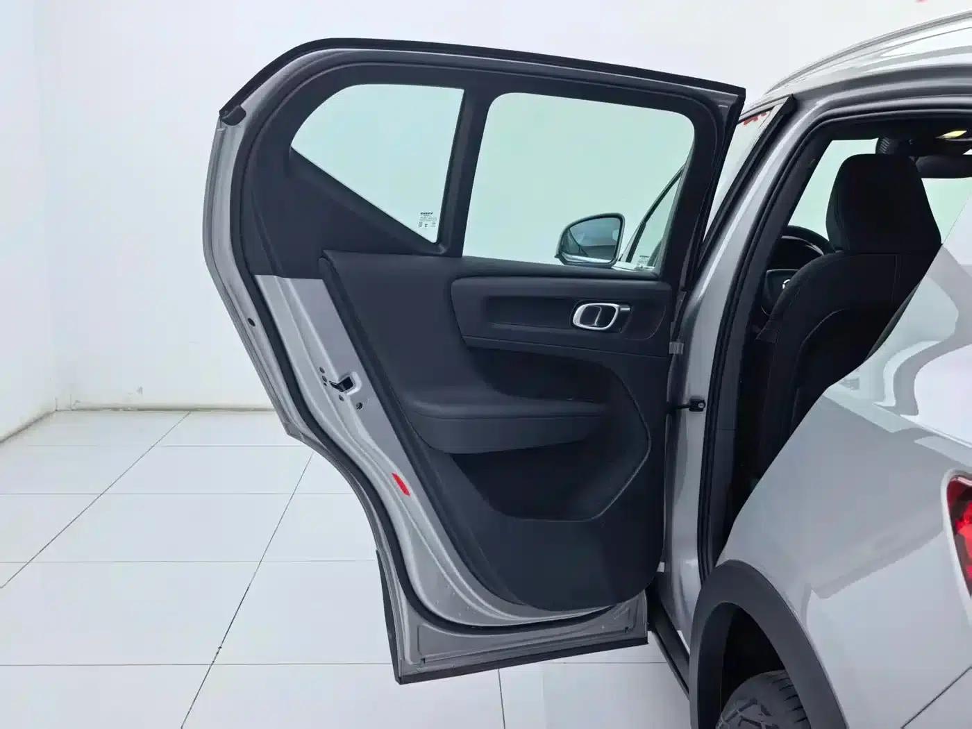 2024 Volvo XC40 B3 Inscription Luxury Edition — миниатюра 23
