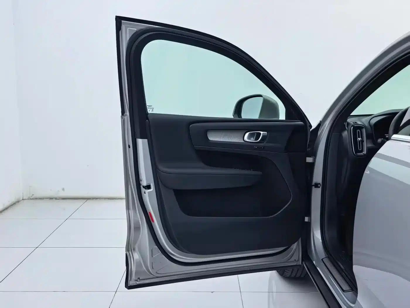 2024 Volvo XC40 B3 Inscription Luxury Edition — миниатюра 26