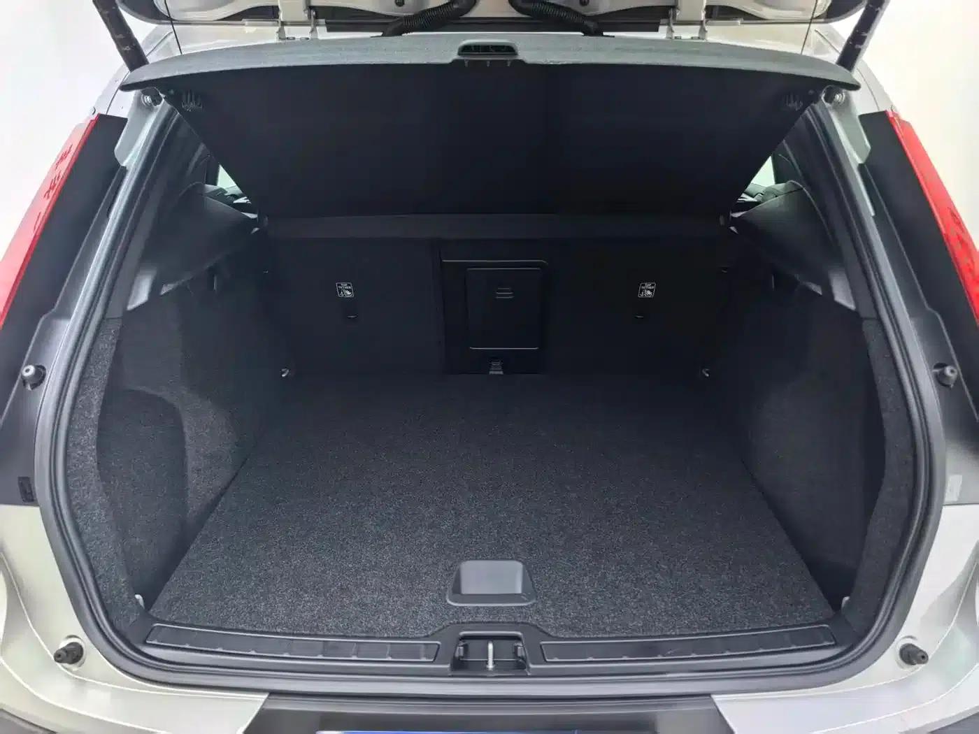 2024 Volvo XC40 B3 Inscription Luxury Edition — миниатюра 27