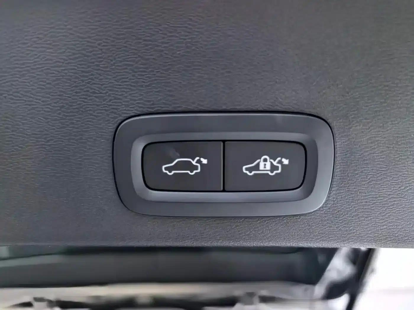 2024 Volvo XC40 B3 Inscription Luxury Edition — миниатюра 30