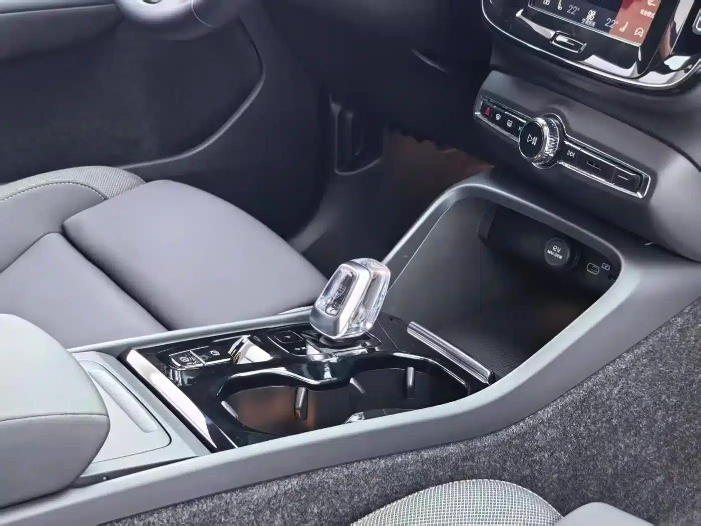 2024 Volvo XC40 B3 Inscription Luxury Edition — миниатюра 4