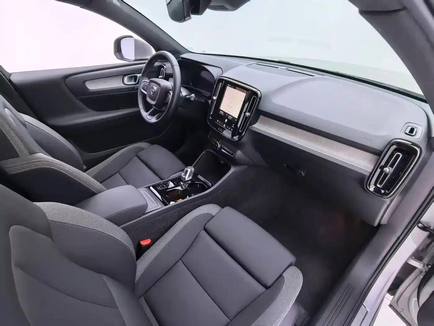 2024 Volvo XC40 B3 Inscription Luxury Edition — миниатюра 6