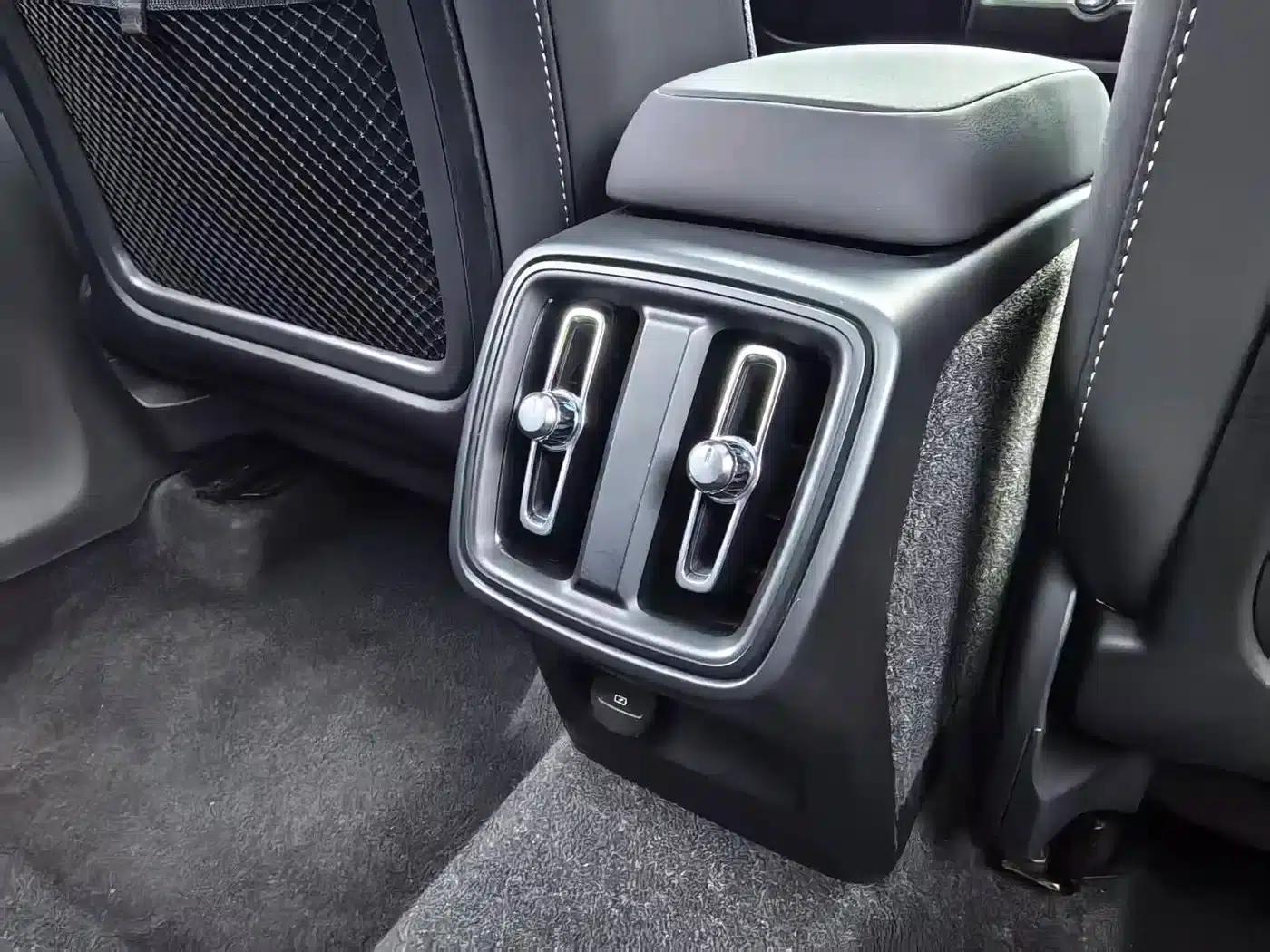 2024 Volvo XC40 B3 Inscription Luxury Edition — миниатюра 10