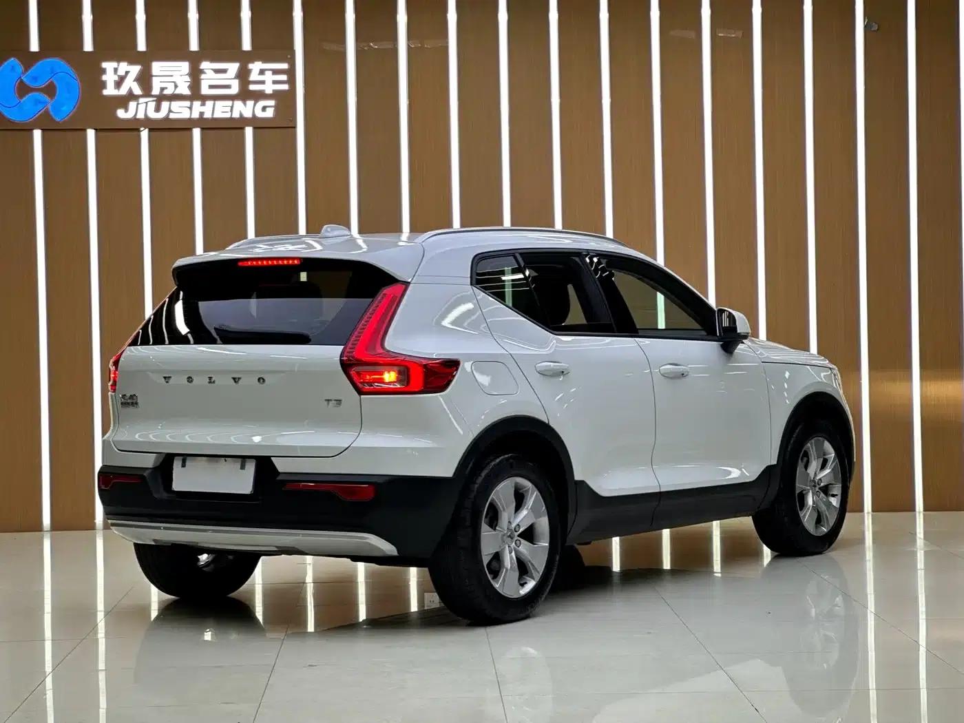 2020 Volvo XC40 T4 AWD Inscription Luxury Edition — миниатюра 3