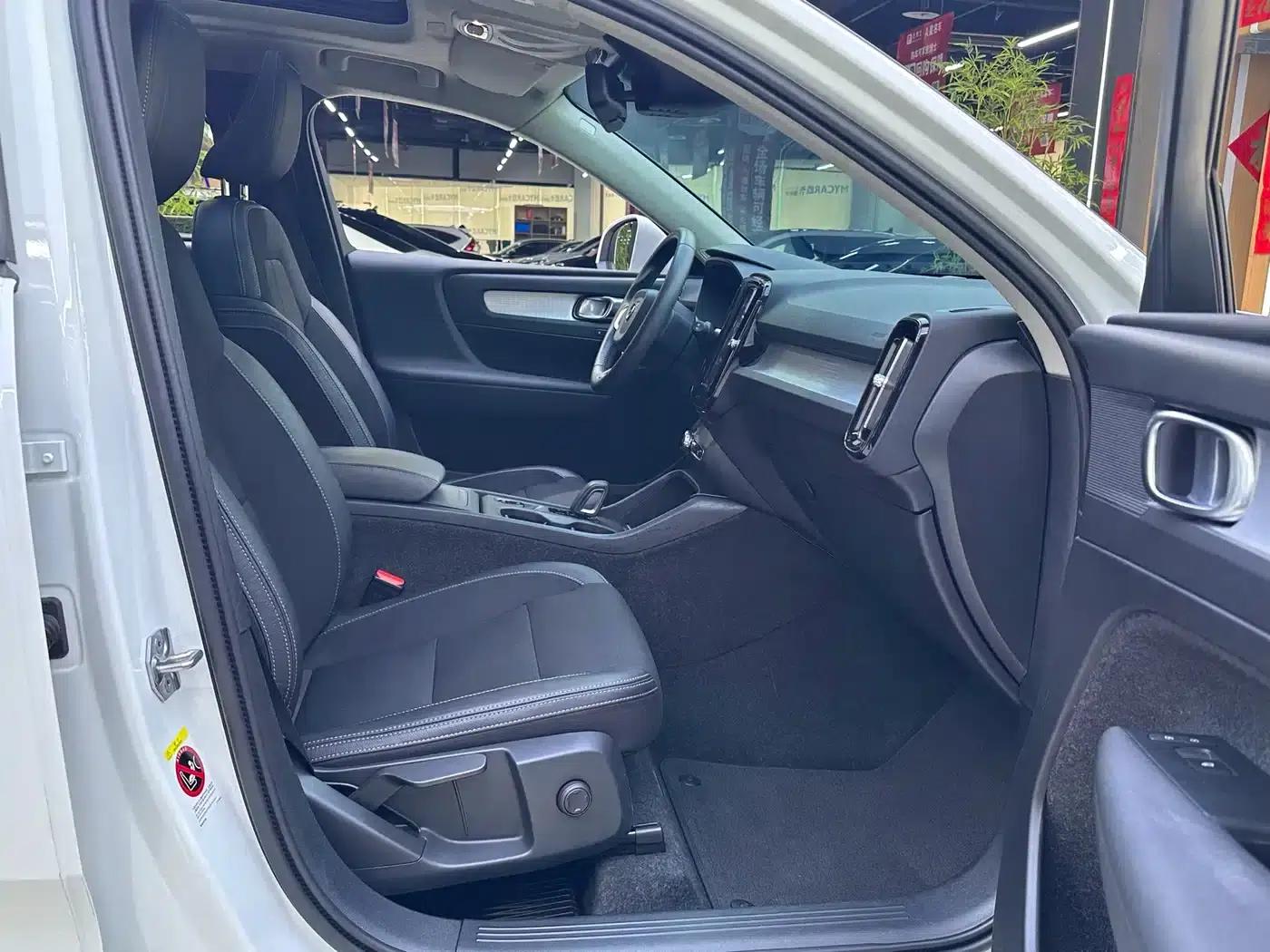 2020 Volvo XC40 T4 AWD Inscription Luxury Edition — миниатюра 10