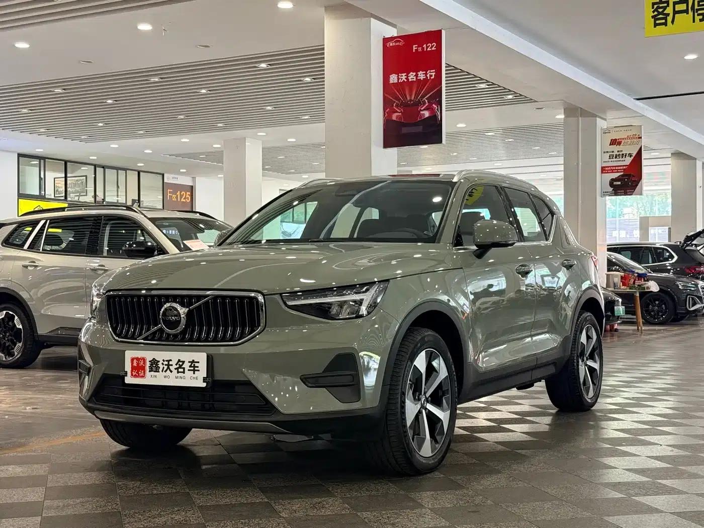 2025 Volvo XC40 B4 AWD Inscription Luxury Edition — миниатюра 1