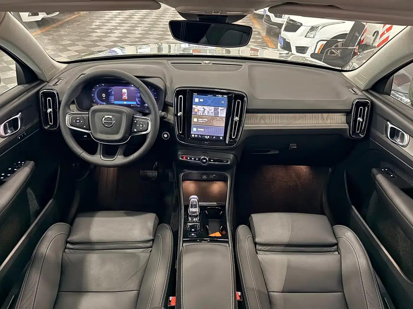 2025 Volvo XC40 B4 AWD Inscription Luxury Edition — миниатюра 11