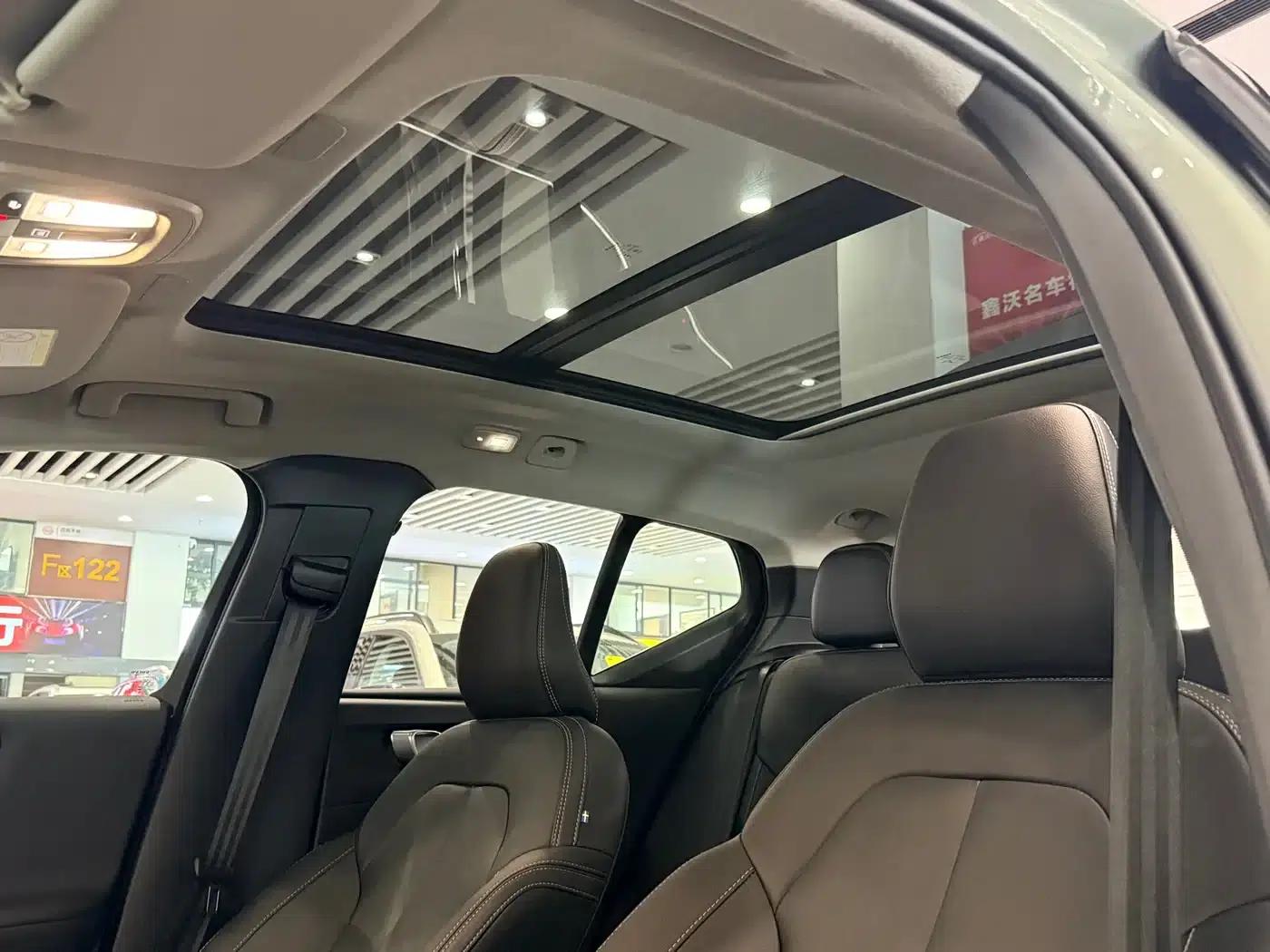 2025 Volvo XC40 B4 AWD Inscription Luxury Edition — миниатюра 12