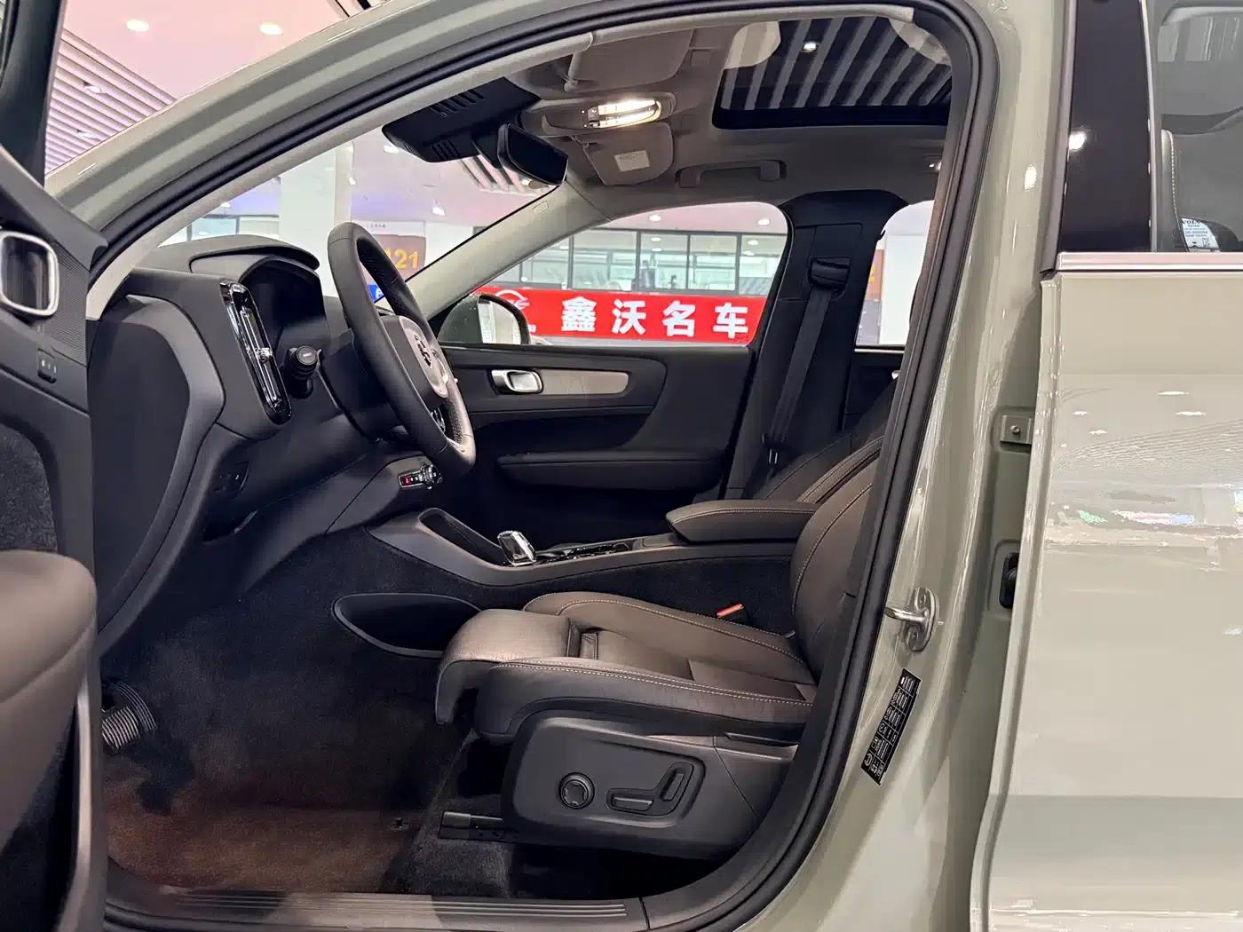 2025 Volvo XC40 B4 AWD Inscription Luxury Edition — миниатюра 13