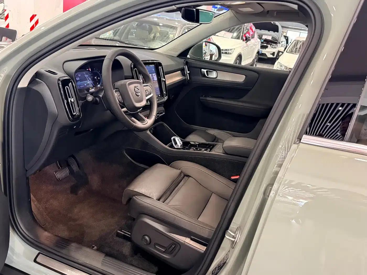 2025 Volvo XC40 B4 AWD Inscription Luxury Edition — миниатюра 14