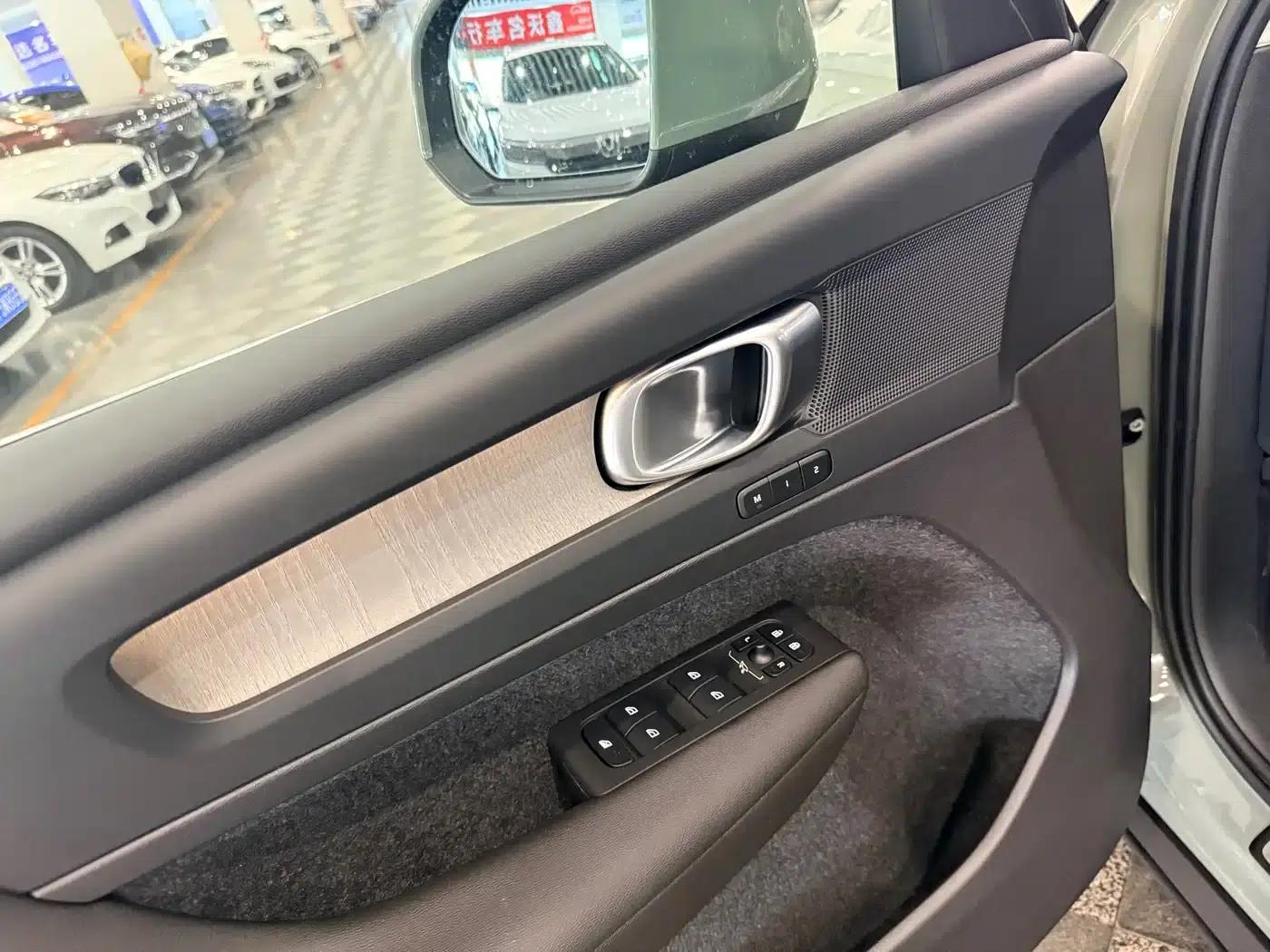 2025 Volvo XC40 B4 AWD Inscription Luxury Edition — миниатюра 15