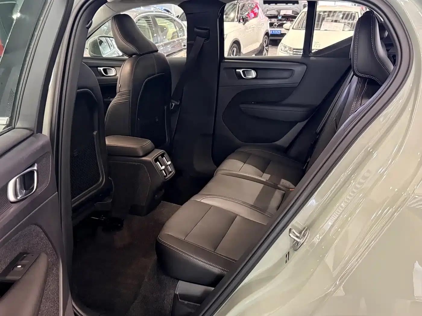 2025 Volvo XC40 B4 AWD Inscription Luxury Edition — миниатюра 17