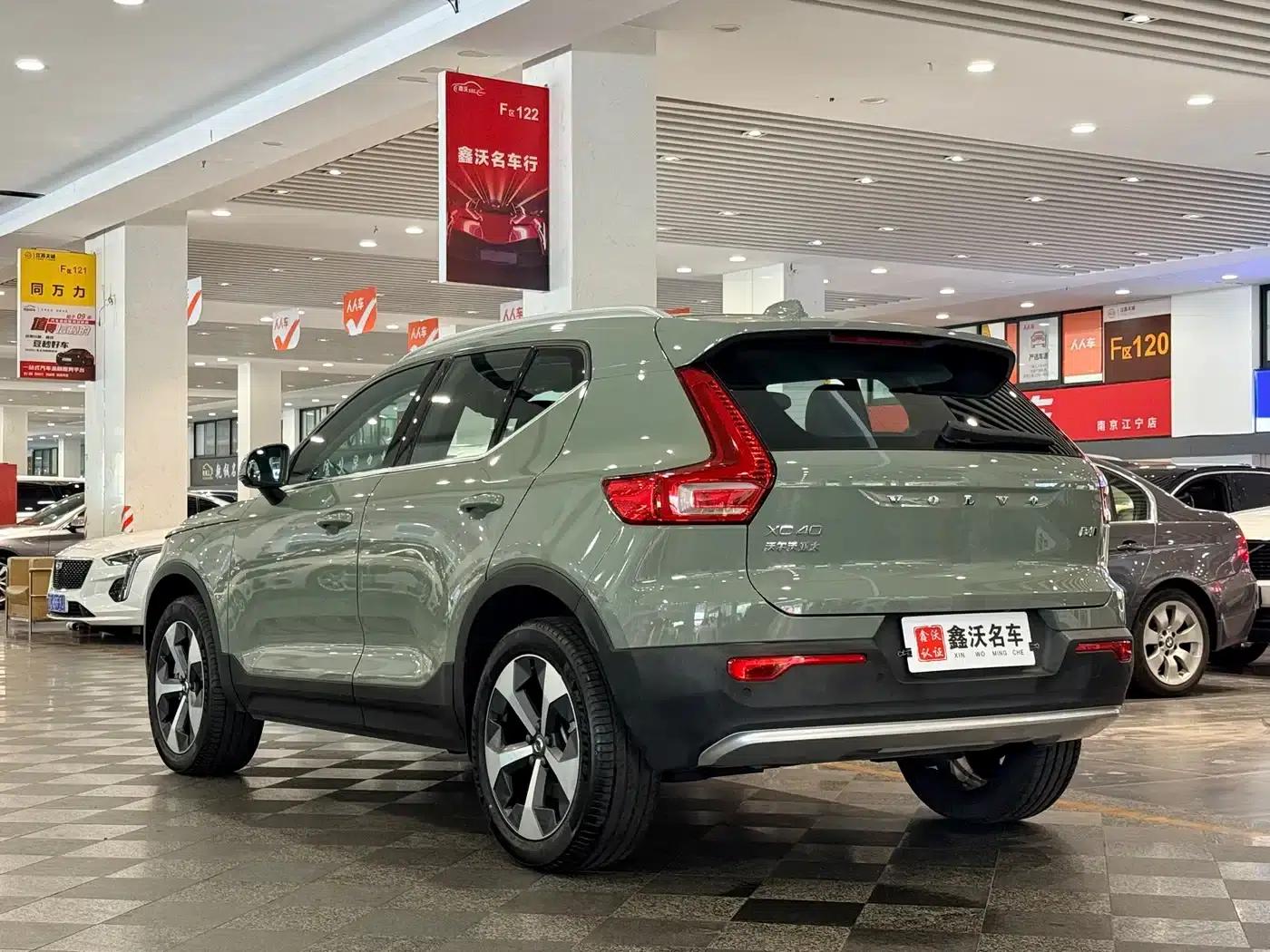 2025 Volvo XC40 B4 AWD Inscription Luxury Edition — миниатюра 3