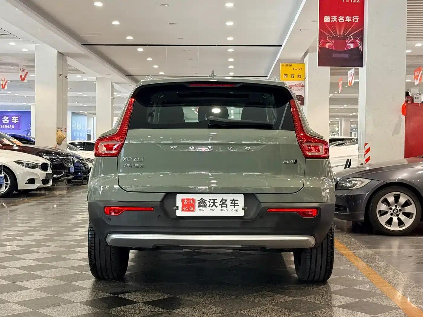 2025 Volvo XC40 B4 AWD Inscription Luxury Edition — миниатюра 4