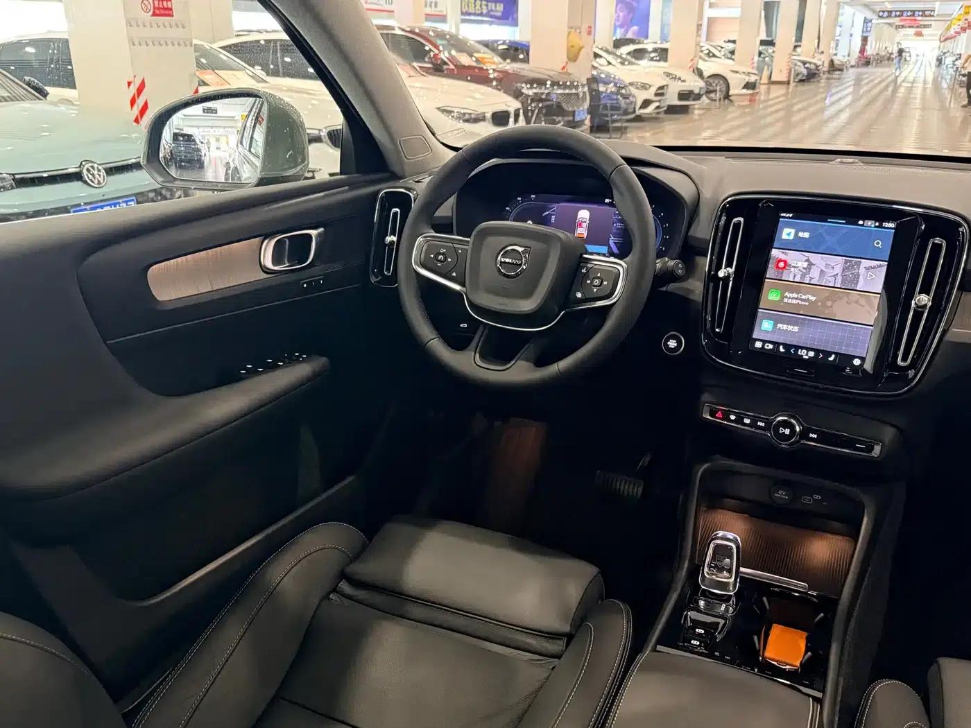 2025 Volvo XC40 B4 AWD Inscription Luxury Edition — миниатюра 5