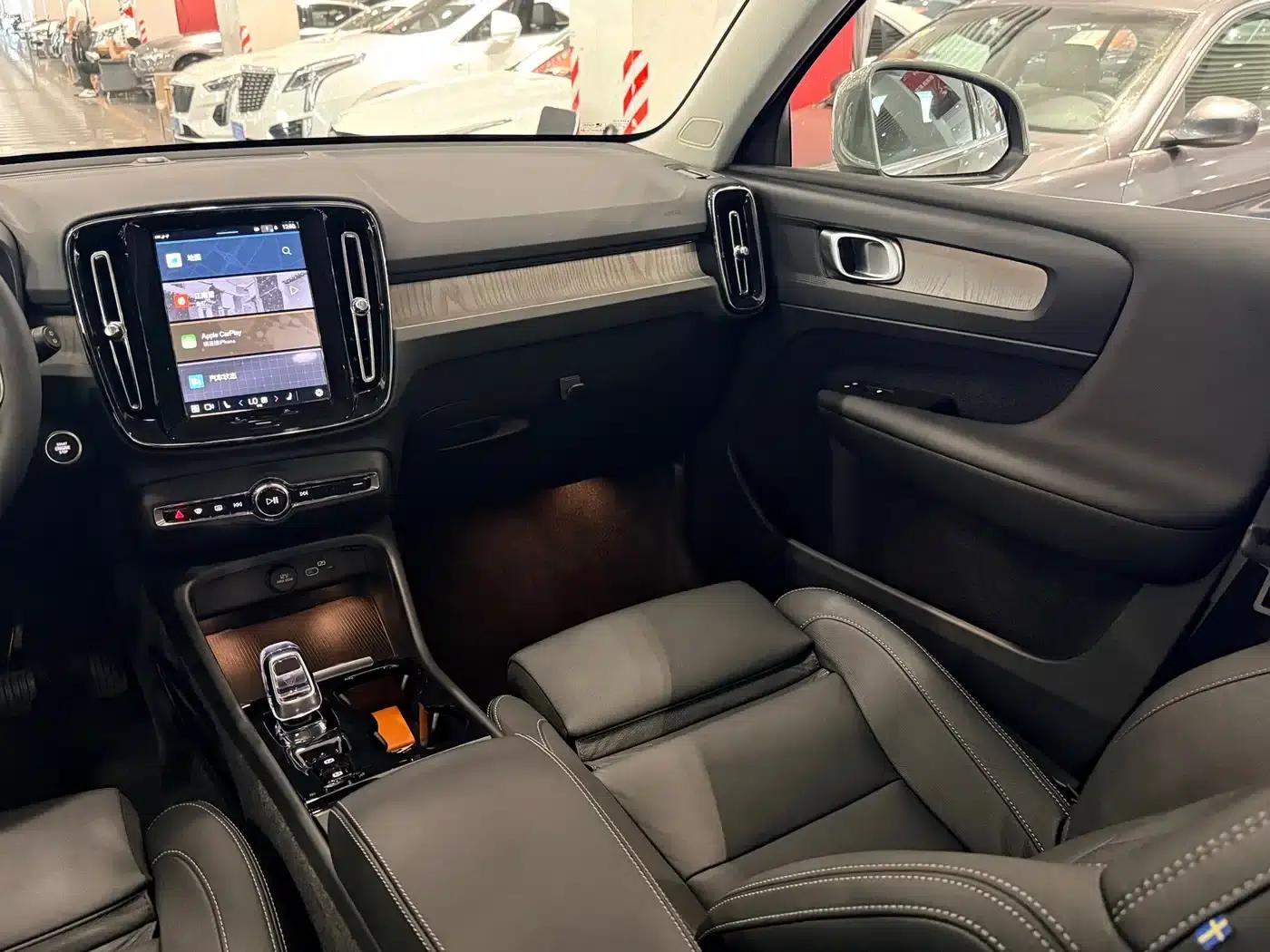 2025 Volvo XC40 B4 AWD Inscription Luxury Edition — миниатюра 6