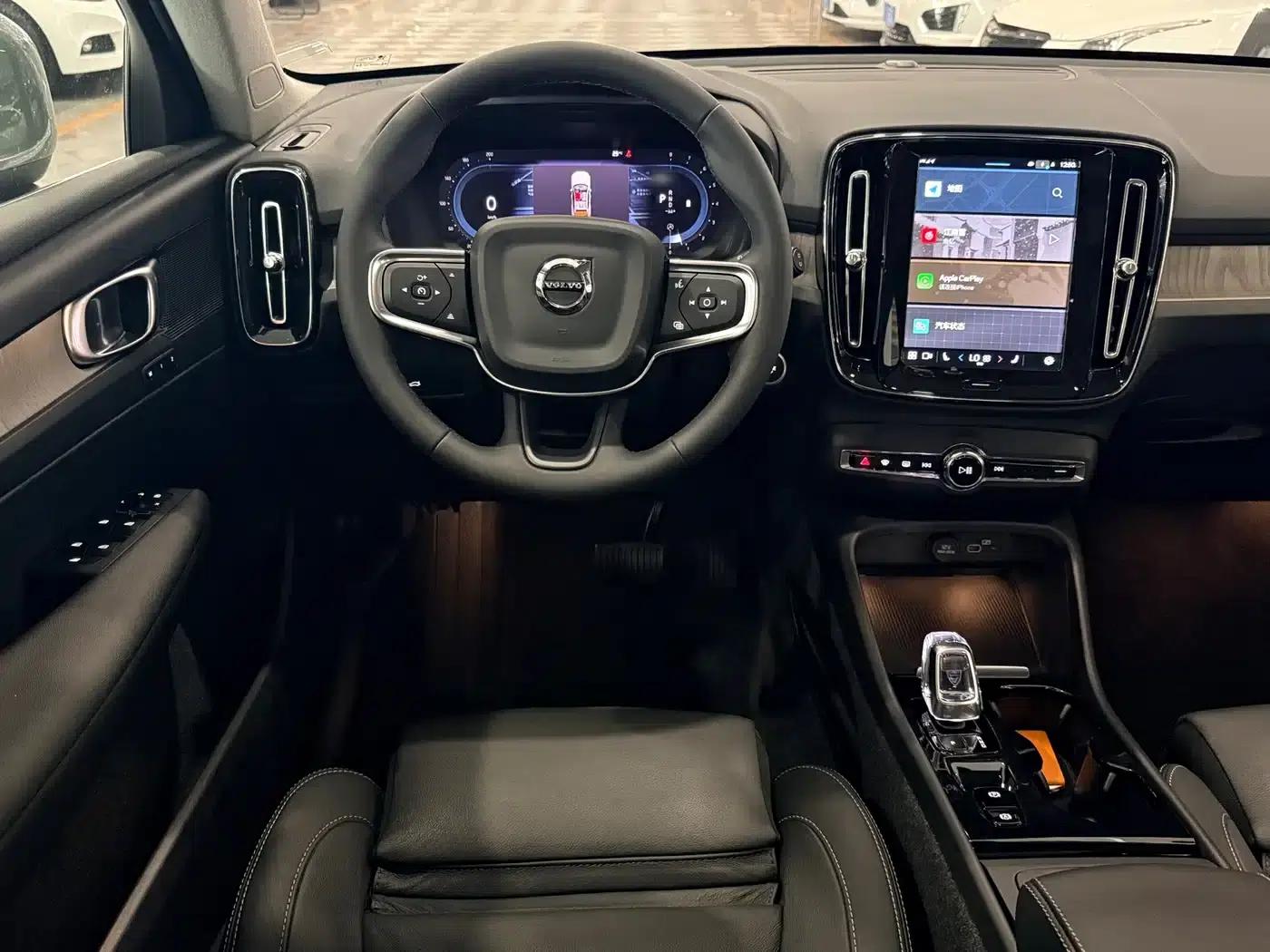 2025 Volvo XC40 B4 AWD Inscription Luxury Edition — миниатюра 7