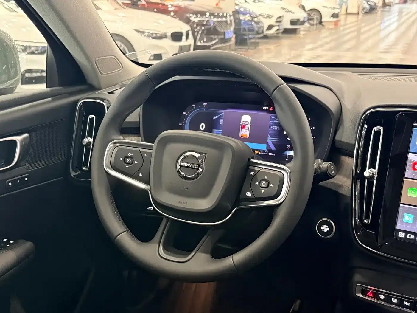 2025 Volvo XC40 B4 AWD Inscription Luxury Edition — миниатюра 8