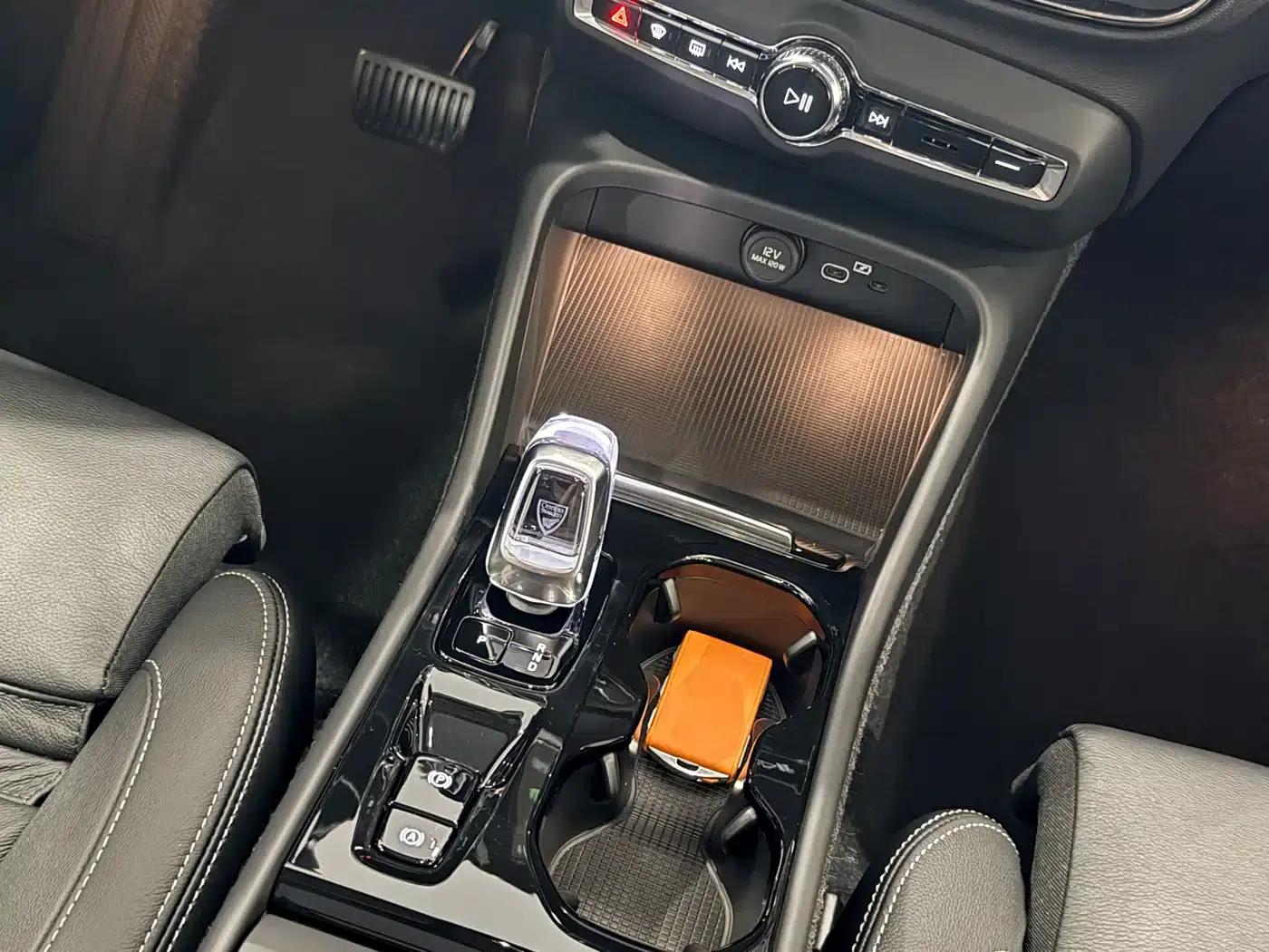 2025 Volvo XC40 B4 AWD Inscription Luxury Edition — миниатюра 10
