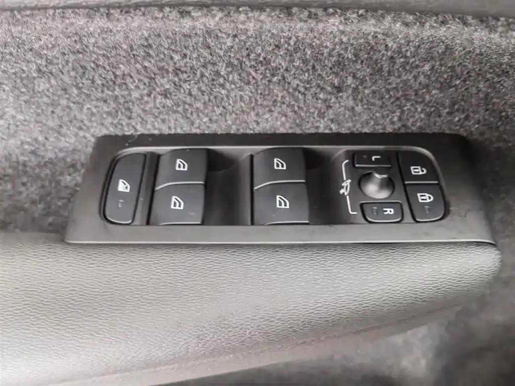 2022 Volvo XC40 T4 AWD Smart Fashion Edition — миниатюра 9