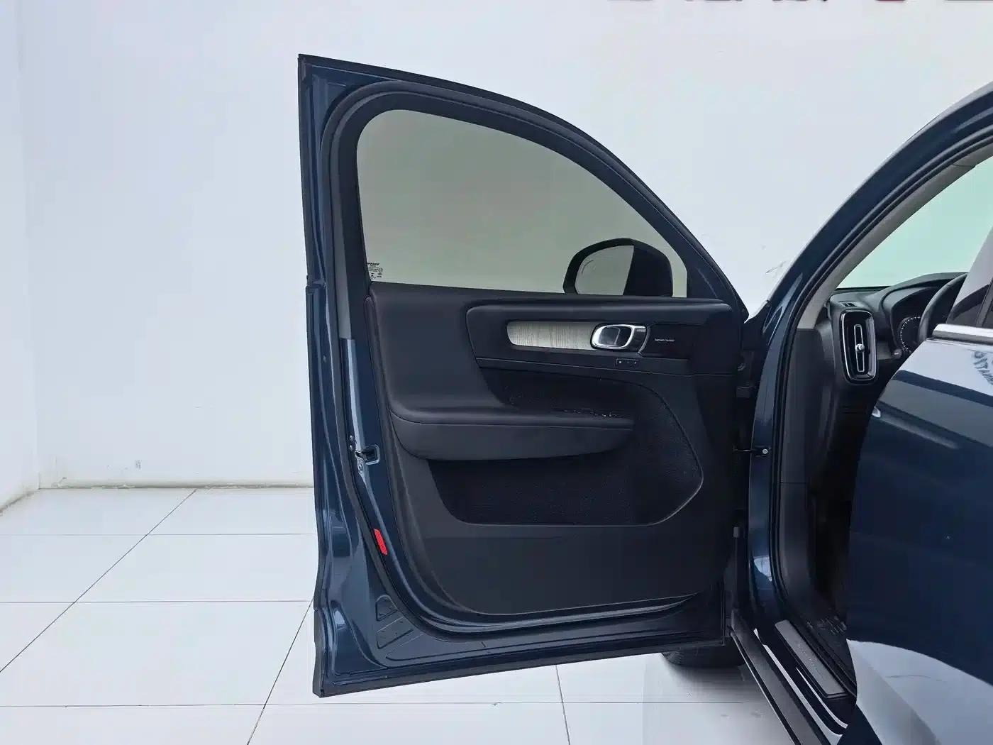 2020 Volvo XC40 T4 AWD Inscription Luxury Edition — миниатюра 22