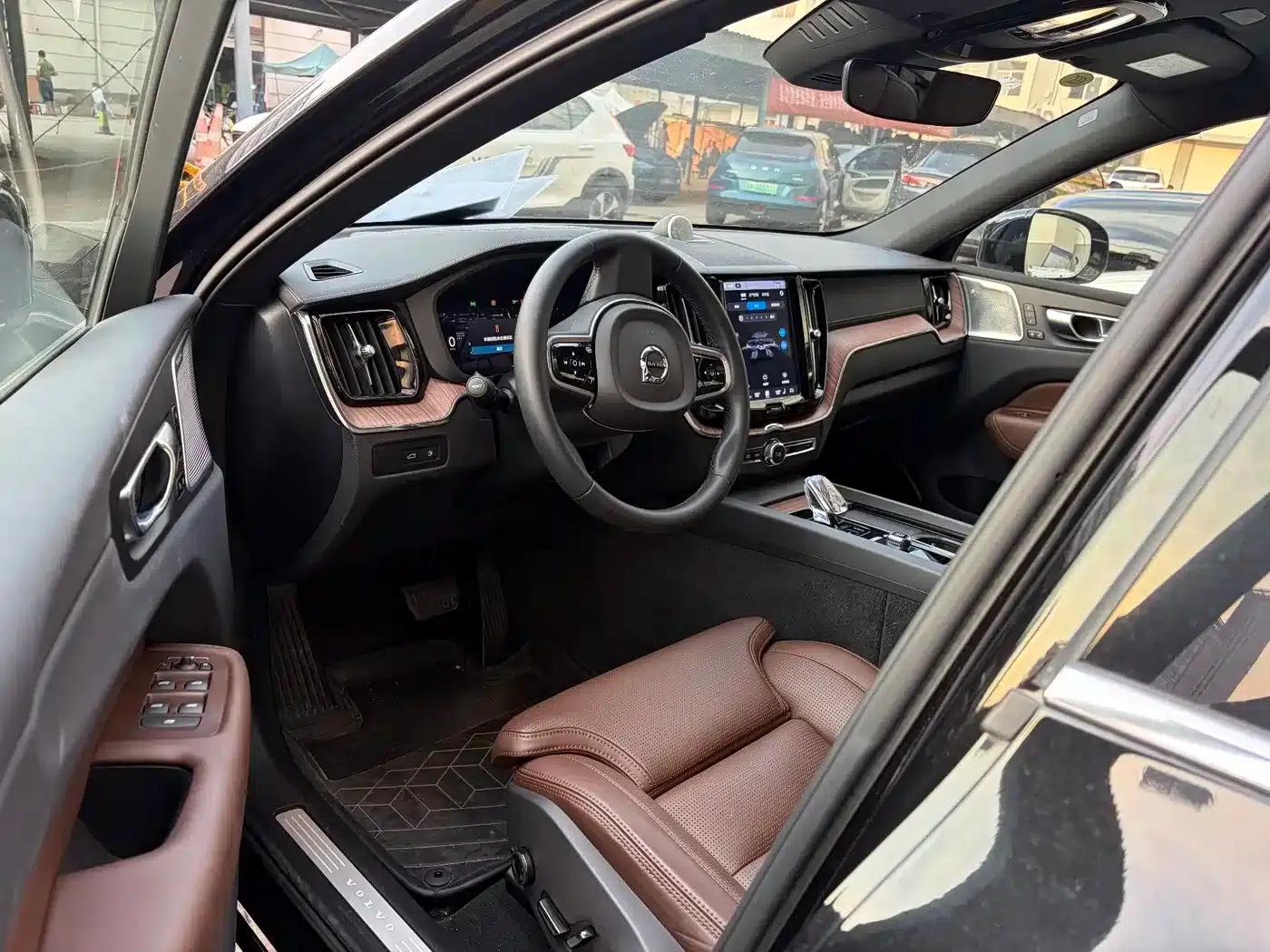 2025 Volvo XC60 Plug-in Hybrid, Long Range AWD Inscription Luxury Edition — миниатюра 2