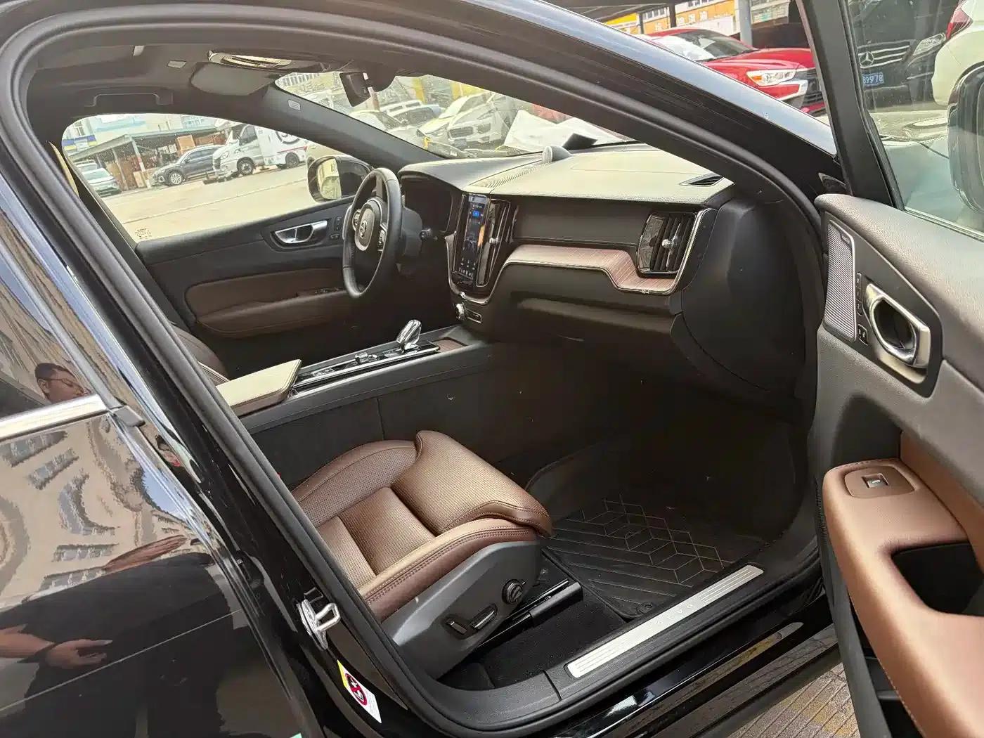 2025 Volvo XC60 Plug-in Hybrid, Long Range AWD Inscription Luxury Edition — миниатюра 3