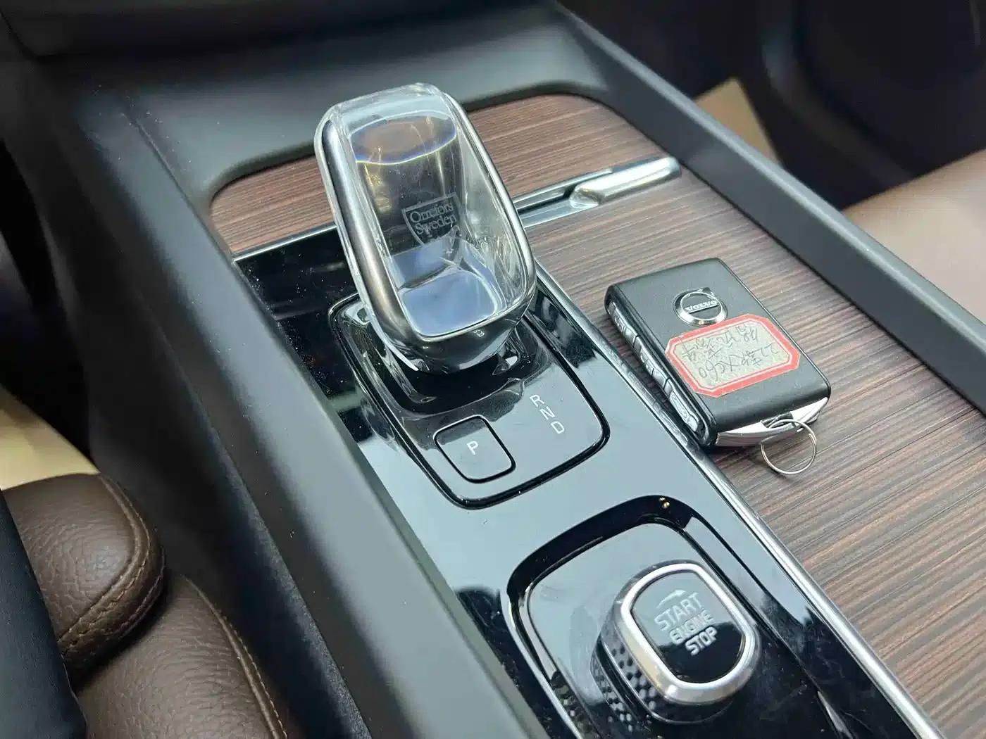 2022 Volvo XC60 Plug-in Hybrid T8 Plug-in Hybrid AWD Inscription Luxury Edition — миниатюра 13