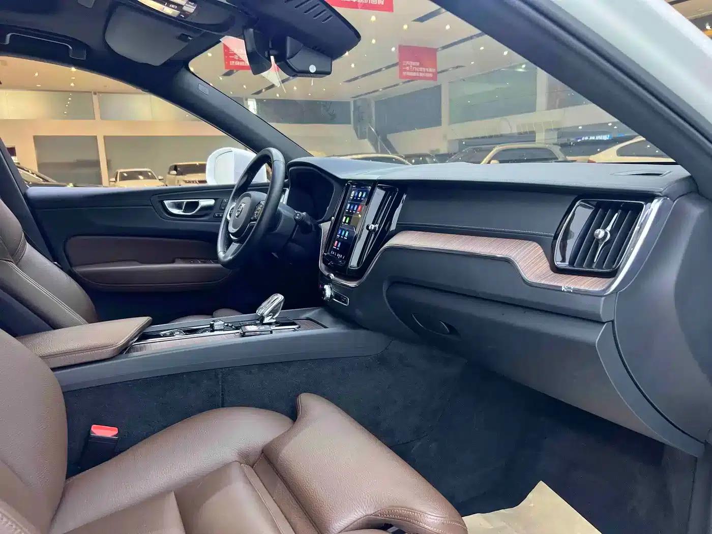 2022 Volvo XC60 Plug-in Hybrid T8 Plug-in Hybrid AWD Inscription Luxury Edition — миниатюра 7