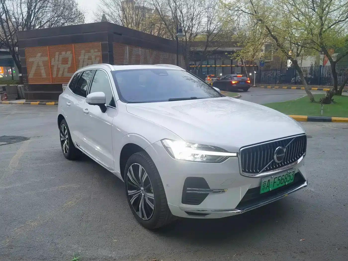 2022 Volvo XC60 Plug-in Hybrid T8 Plug-in Hybrid AWD Inscription Luxury Edition — миниатюра 2